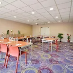 Kyriad Lyon Est - Bonnet De Mure Hotel