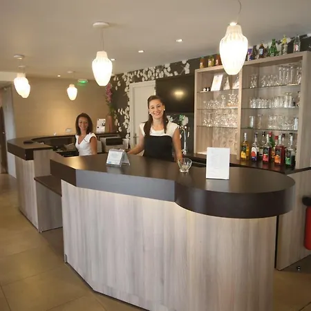 Hotel Kyriad Lyon Est - Bonnet De Mure Saint-Bonnet-de-Mure