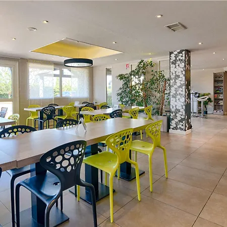 Hotel Kyriad Lyon Est - Bonnet De Mure 3*