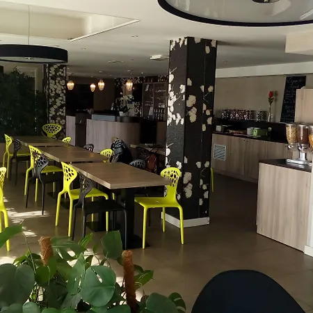 Hotel Kyriad Lyon Est - Bonnet De Mure