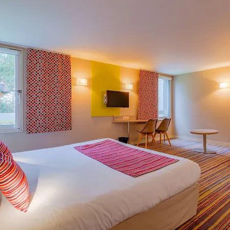 Hotel Kyriad Lyon Est - Bonnet De Mure Saint-Bonnet-de-Mure