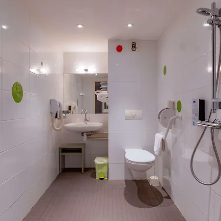 Hotel Kyriad Lyon Est - Bonnet De Mure 3*