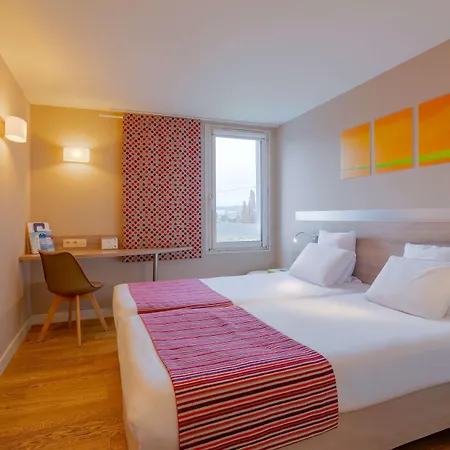 Hotel Kyriad Lyon Est - Bonnet De Mure