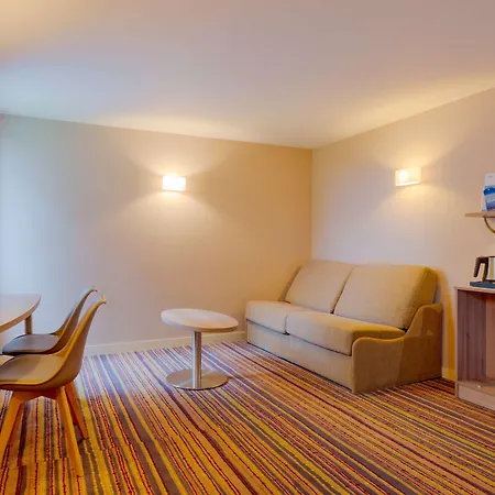 Hotel Kyriad Lyon Est - Bonnet De Mure