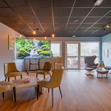 Hotel Kyriad Lyon Est - Bonnet De Mure Saint-Bonnet-de-Mure