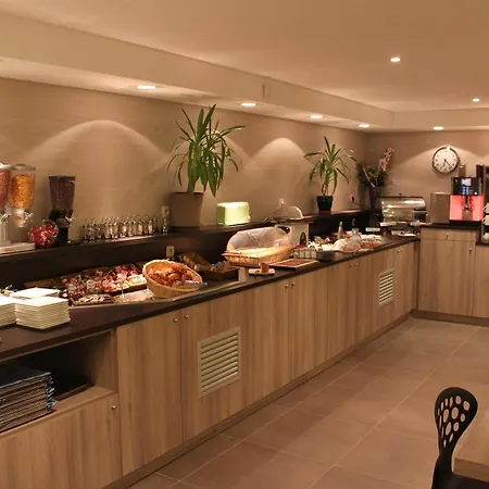 Hotel Kyriad Lyon Est - Bonnet De Mure Saint-Bonnet-de-Mure