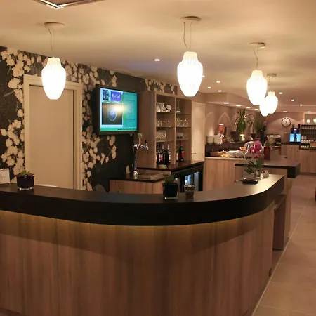 Kyriad Lyon Est - Bonnet De Mure Hotel 3*
