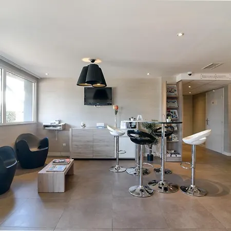 Hotel Kyriad Lyon Est - Bonnet De Mure