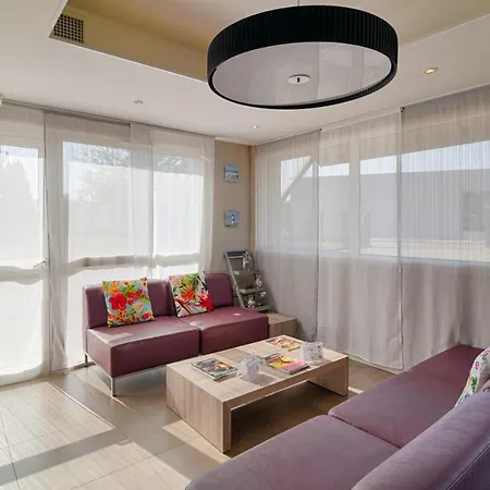 Hotel Kyriad Lyon Est - Bonnet De Mure 3*