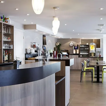 Hotel Kyriad Lyon Est - Bonnet De Mure