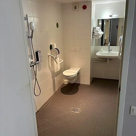 Hotel Kyriad Lyon Est - Bonnet De Mure
