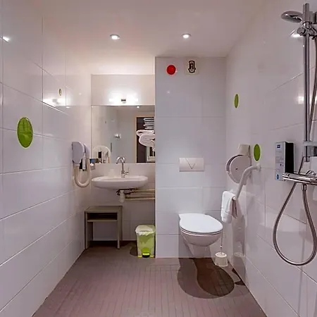 Hotel Kyriad Lyon Est - Bonnet De Mure Saint-Bonnet-de-Mure