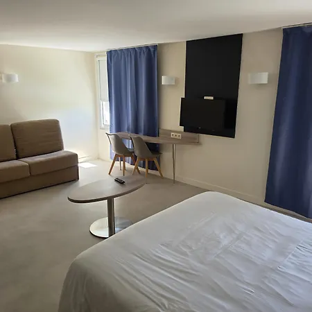 Kyriad Lyon Est - Bonnet De Mure Hotel