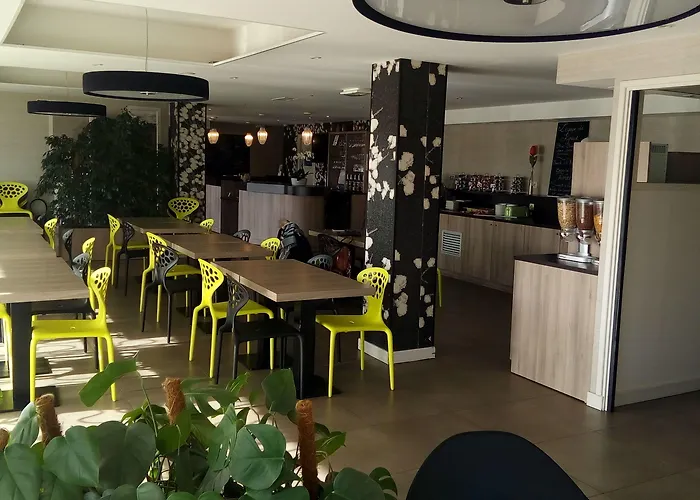 Отель Kyriad Lyon Est - Bonnet De Mure